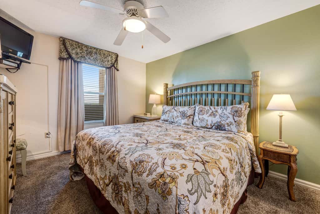 14th-floor condo with Gulf of Mexico views & outdoor pool