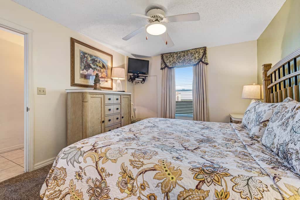 14th-floor condo with Gulf of Mexico views & outdoor pool