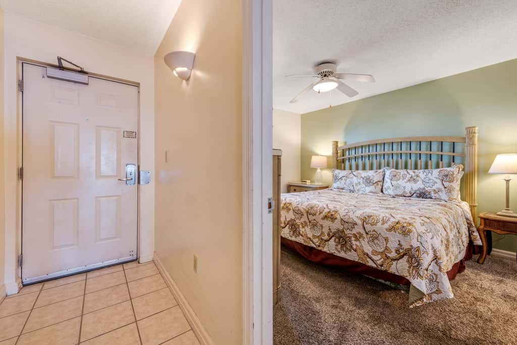 14th-floor condo with Gulf of Mexico views & outdoor pool