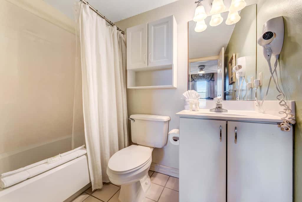 14th-floor condo with Gulf of Mexico views & outdoor pool