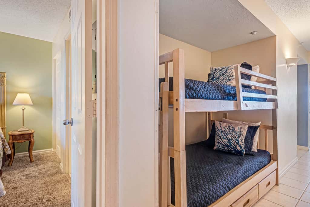 14th-floor condo with Gulf of Mexico views & outdoor pool