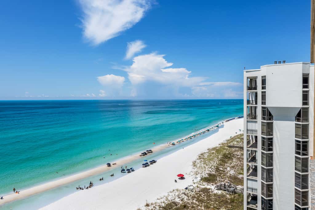 14th-floor condo with Gulf of Mexico views & outdoor pool