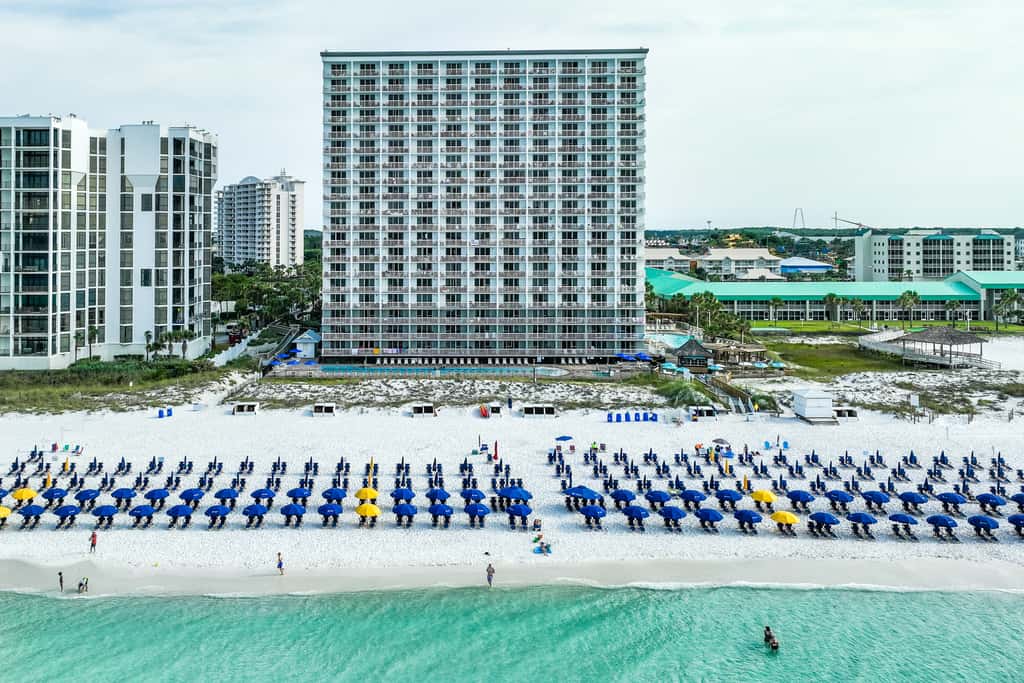 14th-floor condo with Gulf of Mexico views & outdoor pool