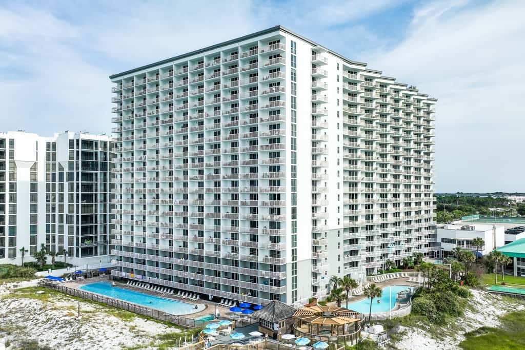 14th-floor condo with Gulf of Mexico views & outdoor pool