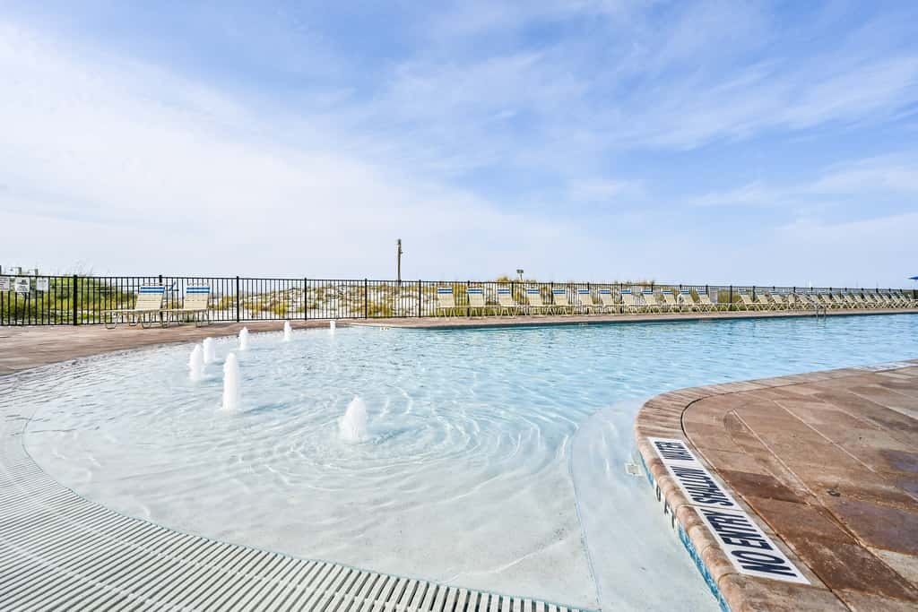 14th-floor condo with Gulf of Mexico views & outdoor pool