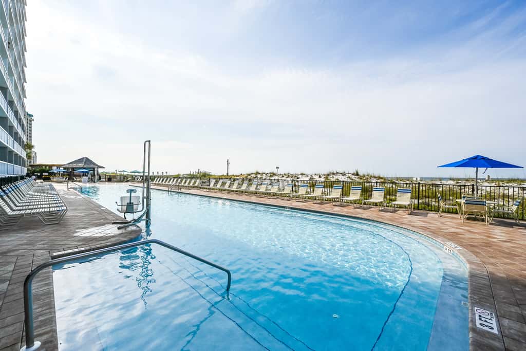 14th-floor condo with Gulf of Mexico views & outdoor pool