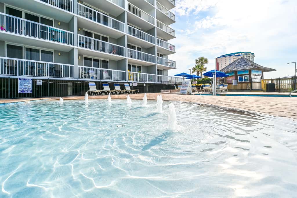 14th-floor condo with Gulf of Mexico views & outdoor pool