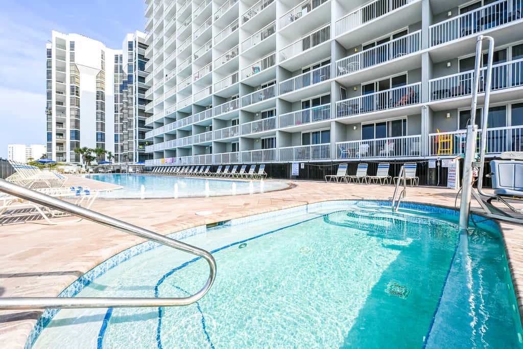 14th-floor condo with Gulf of Mexico views & outdoor pool