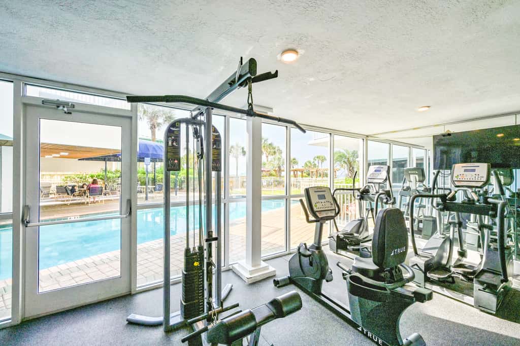 14th-floor condo with Gulf of Mexico views & outdoor pool