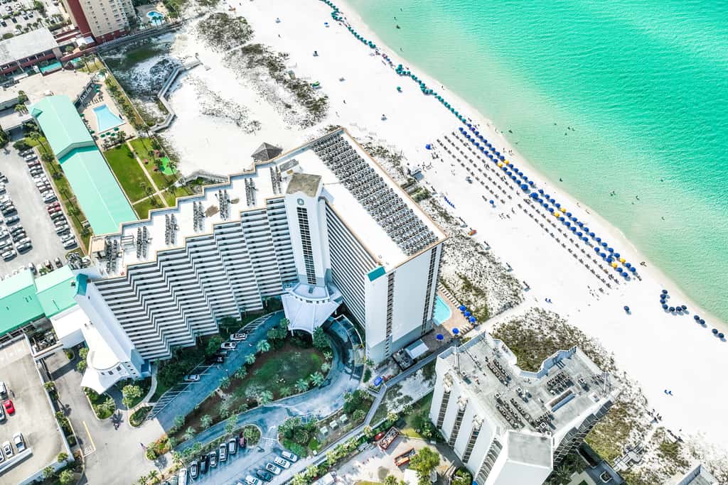 14th-floor condo with Gulf of Mexico views & outdoor pool