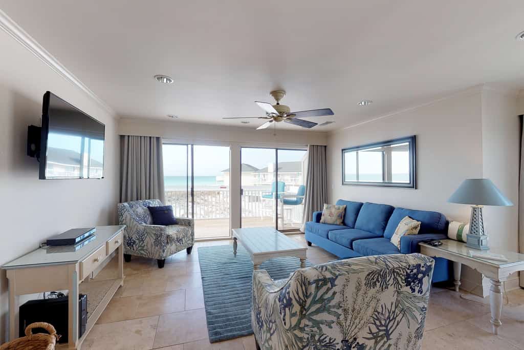 Lovely Beach Front condo with balcony, shared pool & hot tub, & free WiFi