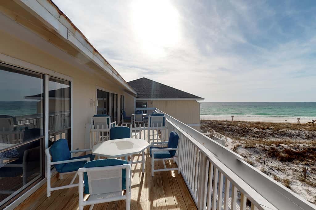 Lovely Beach Front condo with balcony, shared pool & hot tub, & free WiFi