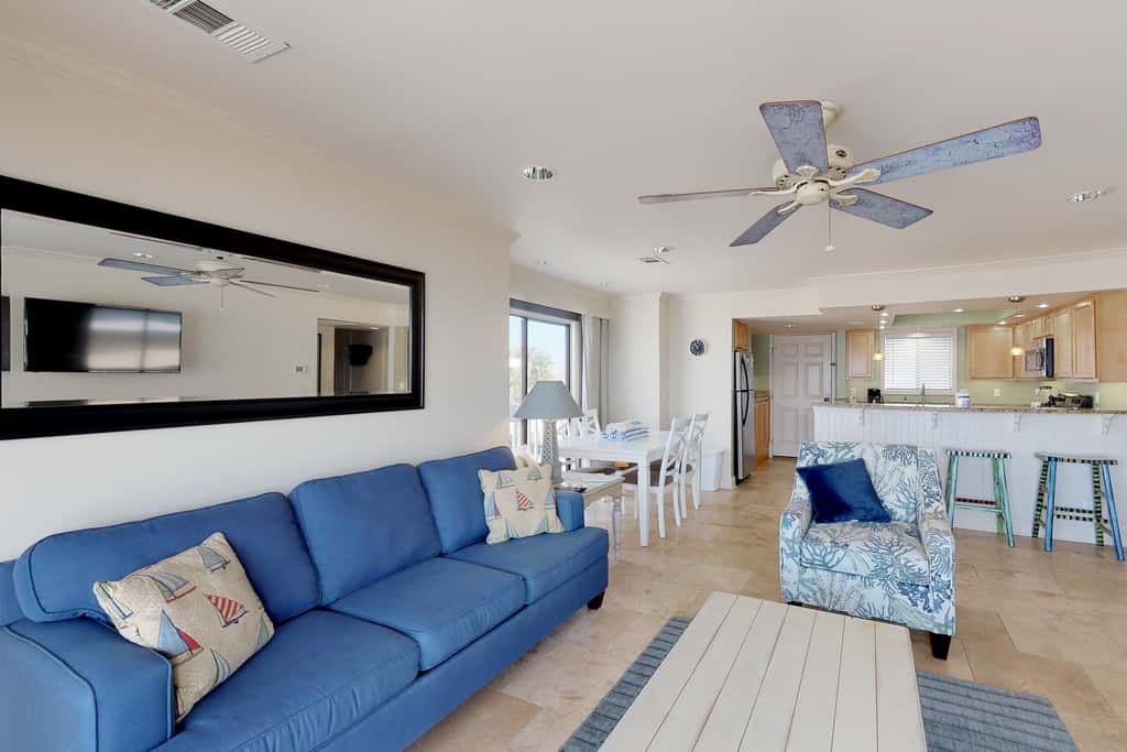 Lovely Beach Front condo with balcony, shared pool & hot tub, & free WiFi