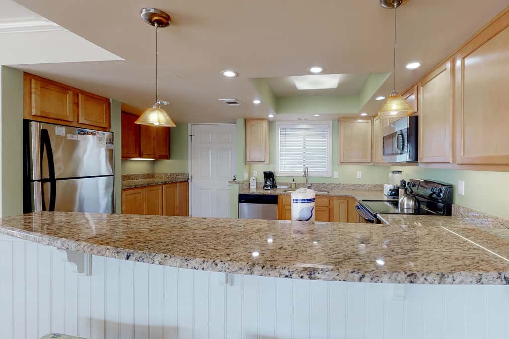 Lovely Beach Front condo with balcony, shared pool & hot tub, & free WiFi