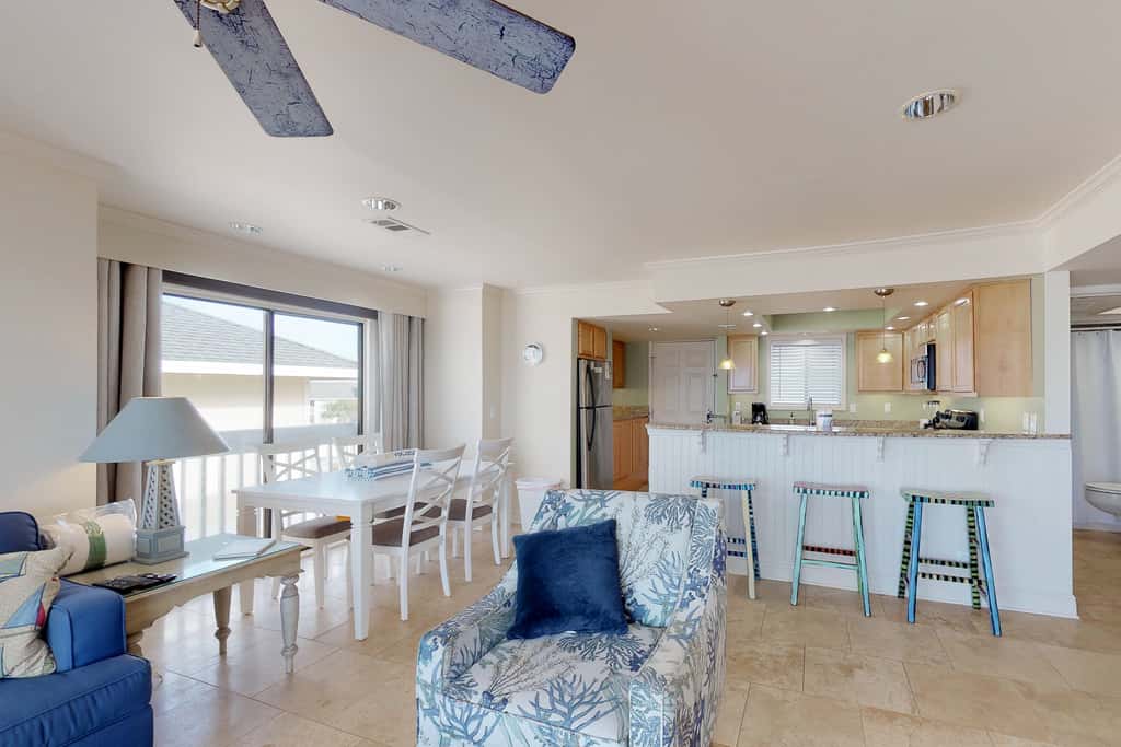 Lovely Beach Front condo with balcony, shared pool & hot tub, & free WiFi