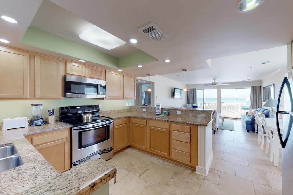 Lovely Beach Front condo with balcony, shared pool & hot tub, & free WiFi