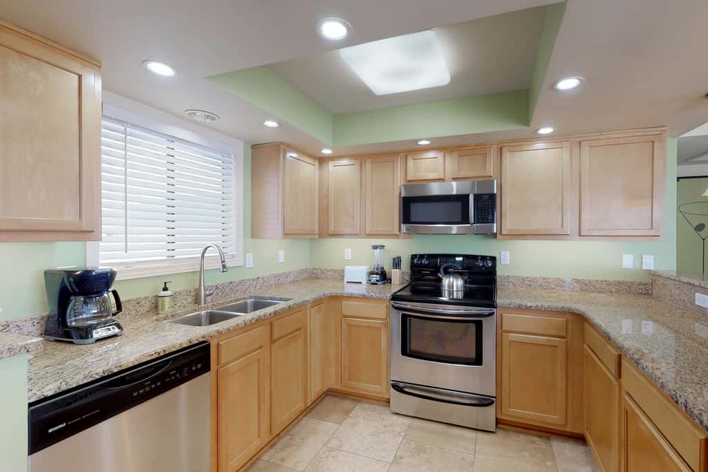 Lovely Beach Front condo with balcony, shared pool & hot tub, & free WiFi