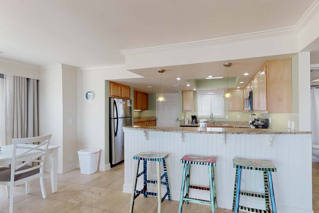 Lovely Beach Front condo with balcony, shared pool & hot tub, & free WiFi
