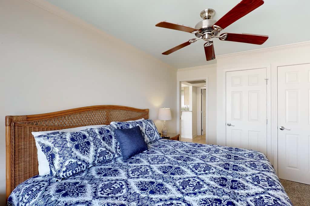 Lovely Beach Front condo with balcony, shared pool & hot tub, & free WiFi