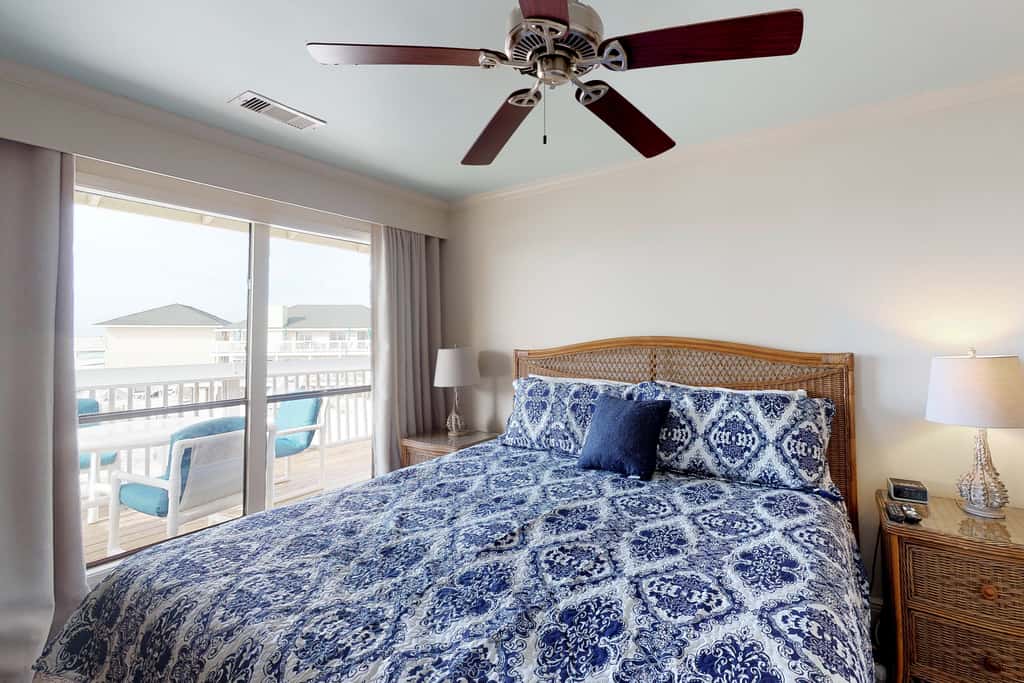 Lovely Beach Front condo with balcony, shared pool & hot tub, & free WiFi