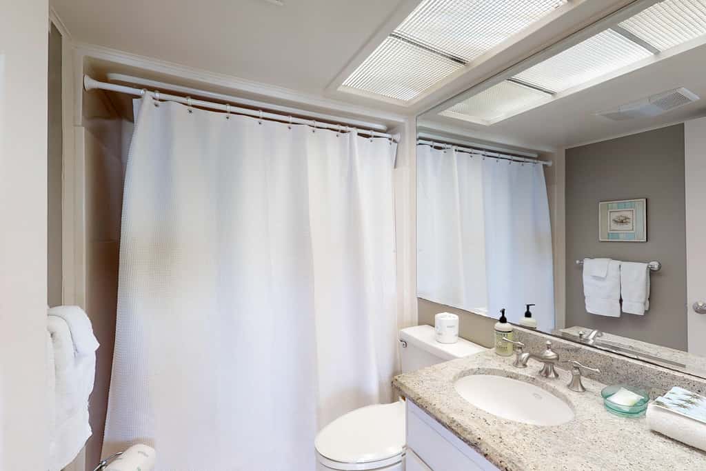 Lovely Beach Front condo with balcony, shared pool & hot tub, & free WiFi