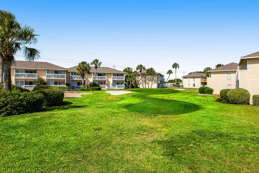 Lovely Beach Front condo with balcony, shared pool & hot tub, & free WiFi