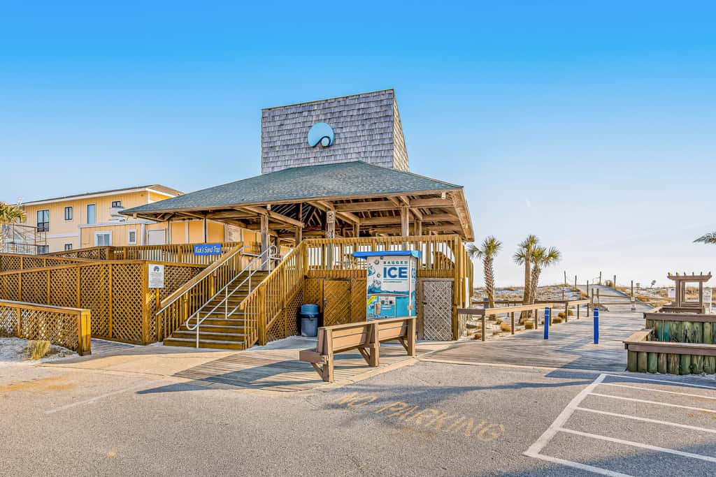Lovely Beach Front condo with balcony, shared pool & hot tub, & free WiFi