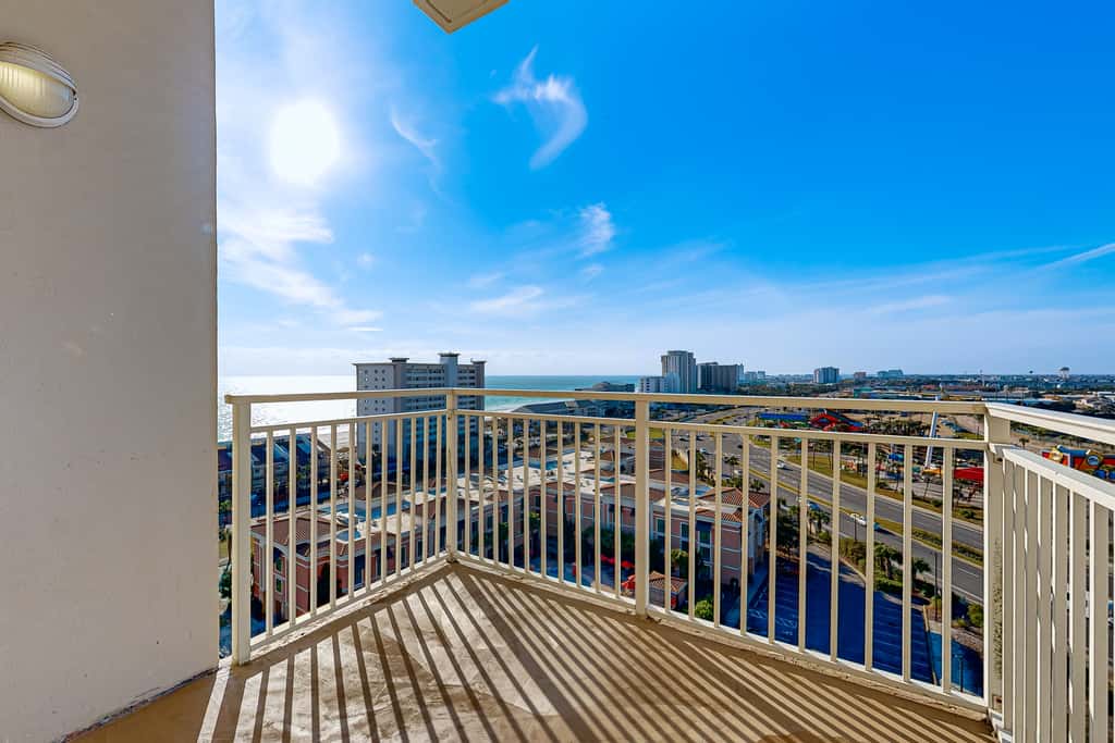 Beachfront condo w private balcony, Gulf views & on-site shared amenities