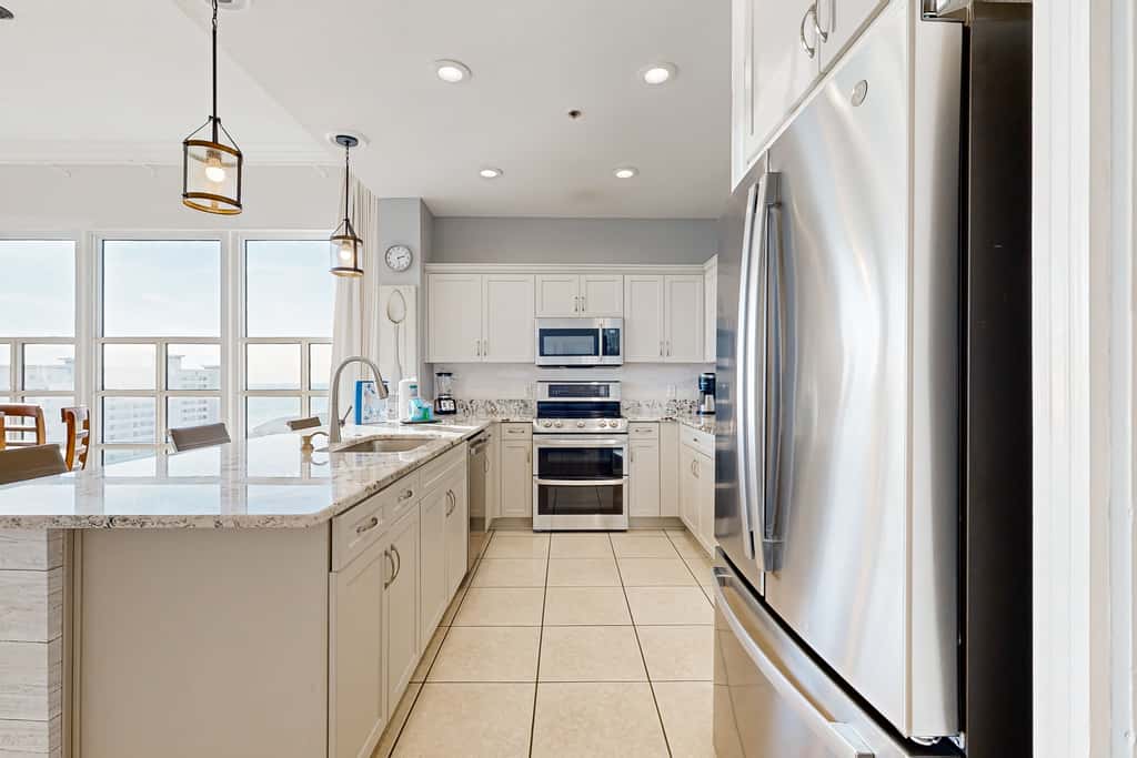 Beachfront condo w private balcony, Gulf views & on-site shared amenities