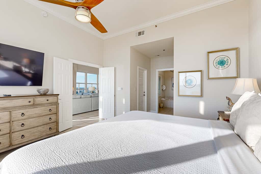 Beachfront condo w private balcony, Gulf views & on-site shared amenities