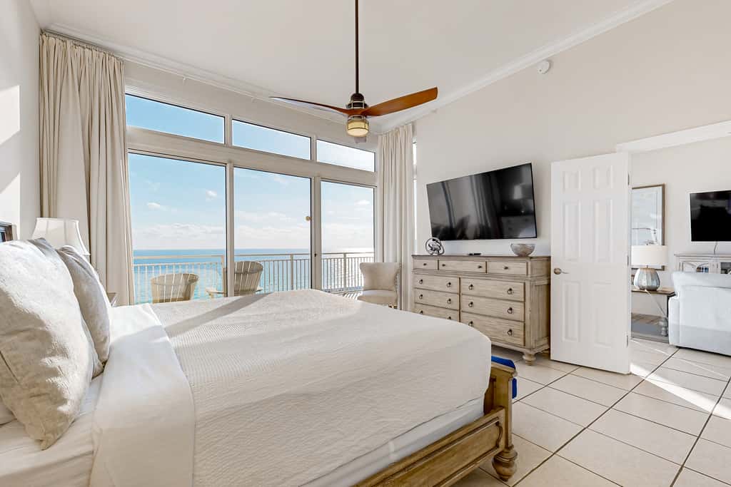 Beachfront condo w private balcony, Gulf views & on-site shared amenities