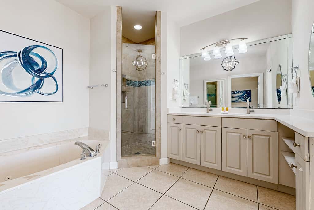 Beachfront condo w private balcony, Gulf views & on-site shared amenities