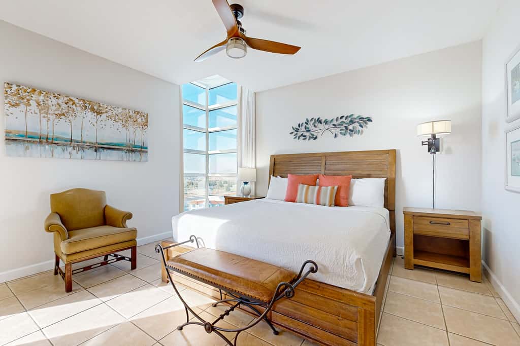 Beachfront condo w private balcony, Gulf views & on-site shared amenities