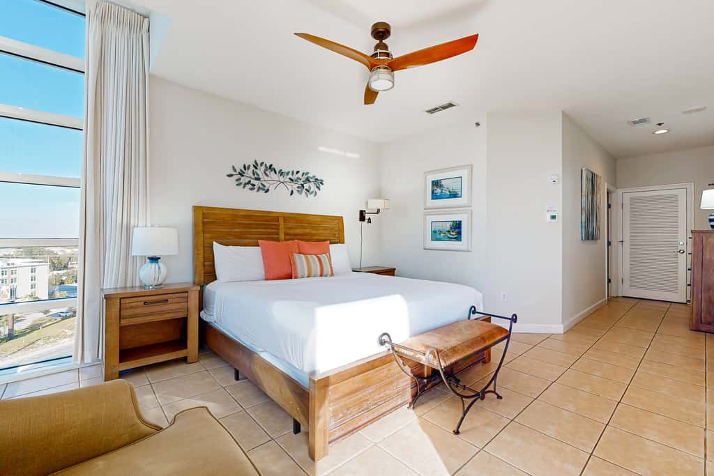 Beachfront condo w private balcony, Gulf views & on-site shared amenities