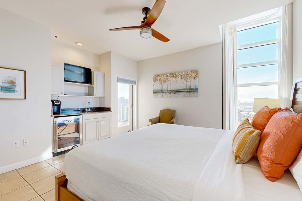 Beachfront condo w private balcony, Gulf views & on-site shared amenities