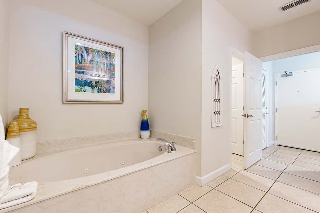 Beachfront condo w private balcony, Gulf views & on-site shared amenities