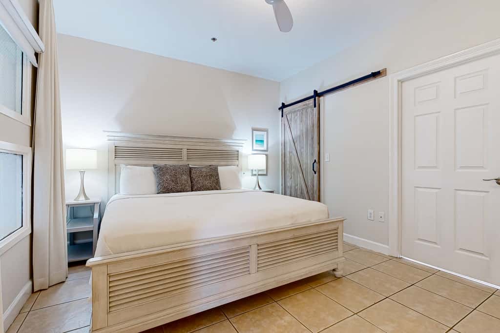 Beachfront condo w private balcony, Gulf views & on-site shared amenities