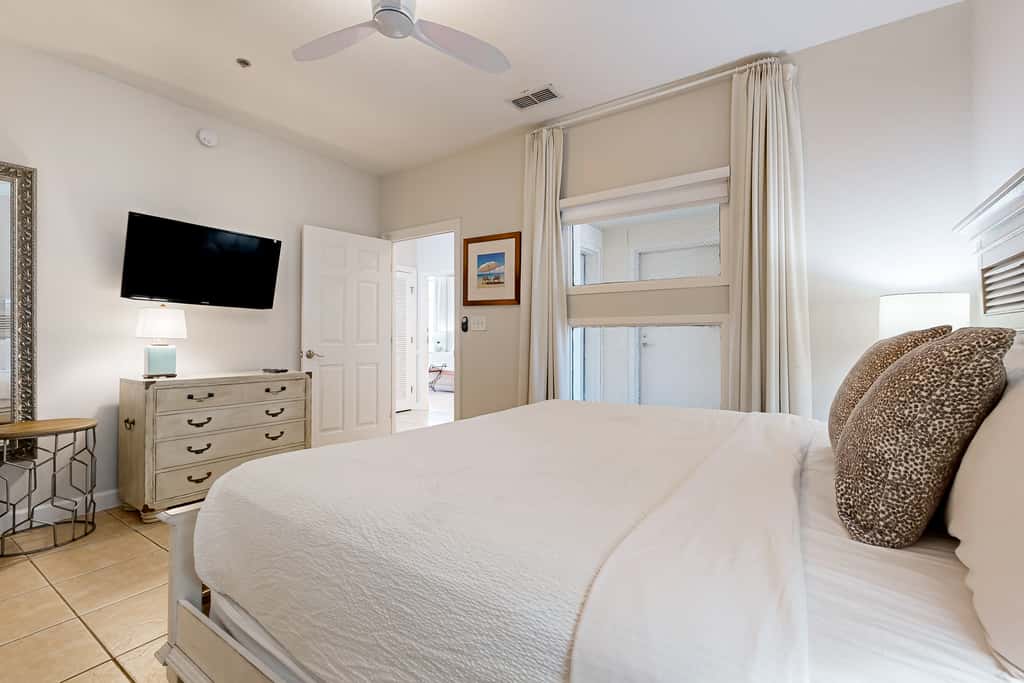 Beachfront condo w private balcony, Gulf views & on-site shared amenities
