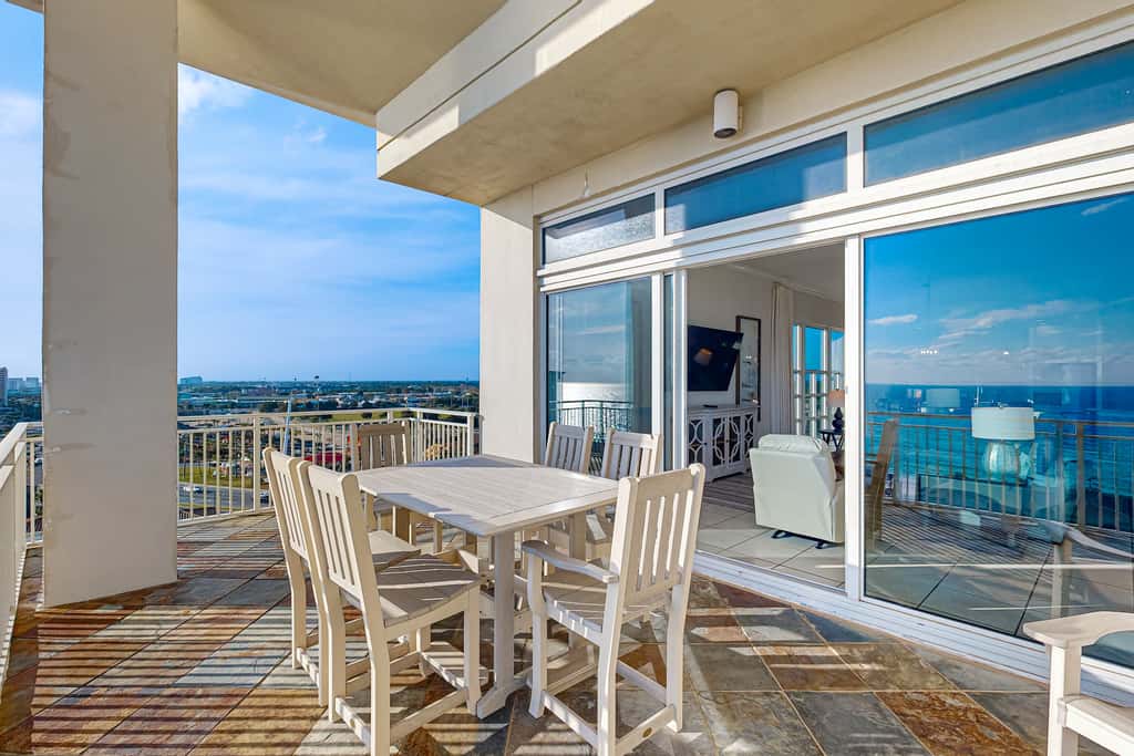 Beachfront condo w private balcony, Gulf views & on-site shared amenities