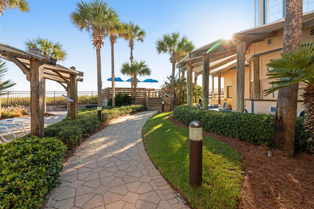 Beachfront condo w private balcony, Gulf views & on-site shared amenities