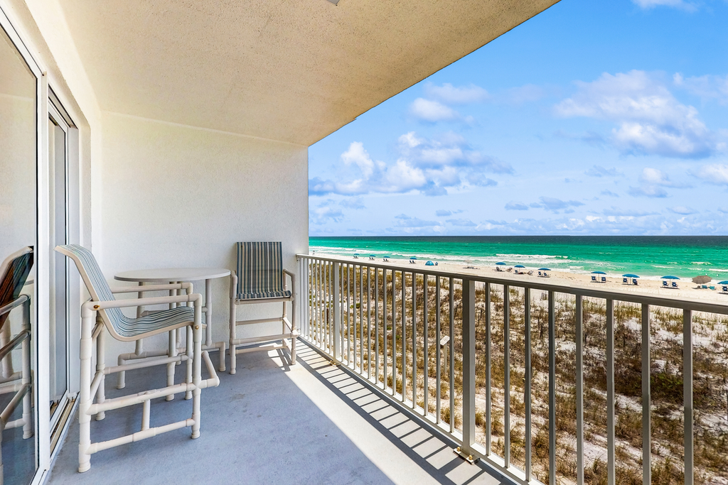 Pretty 2nd Floor Condo Gulf Front, Nearby Shopping & Dining
