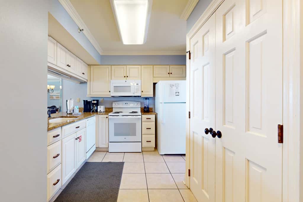 6th Floor Lovely Condo Great Amenities, Gulf View, Large Balcony