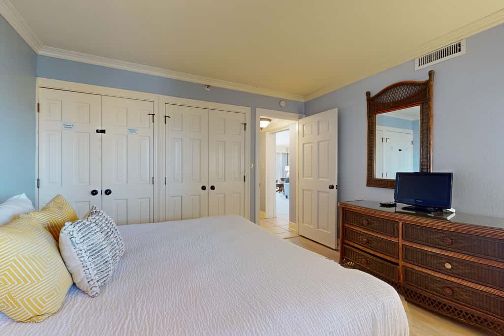 6th Floor Lovely Condo Great Amenities, Gulf View, Large Balcony