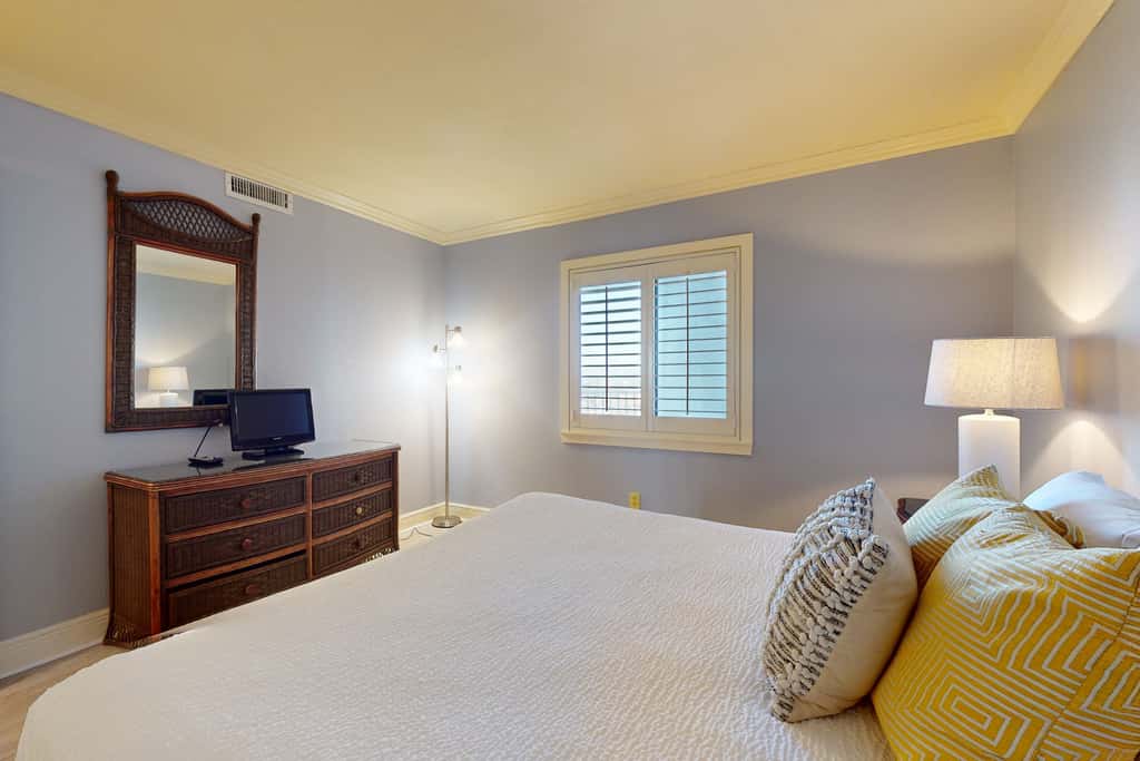 6th Floor Lovely Condo Great Amenities, Gulf View, Large Balcony
