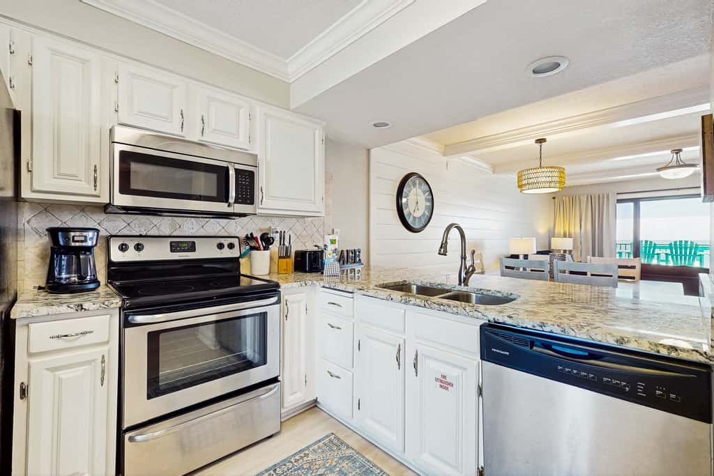 8th Floor Gulf Front Condo Fun Amenities, Nearby Shopping & Dining