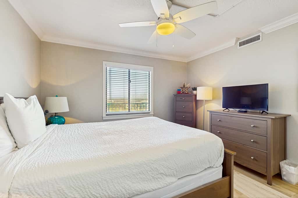 8th Floor Gulf Front Condo Fun Amenities, Nearby Shopping & Dining