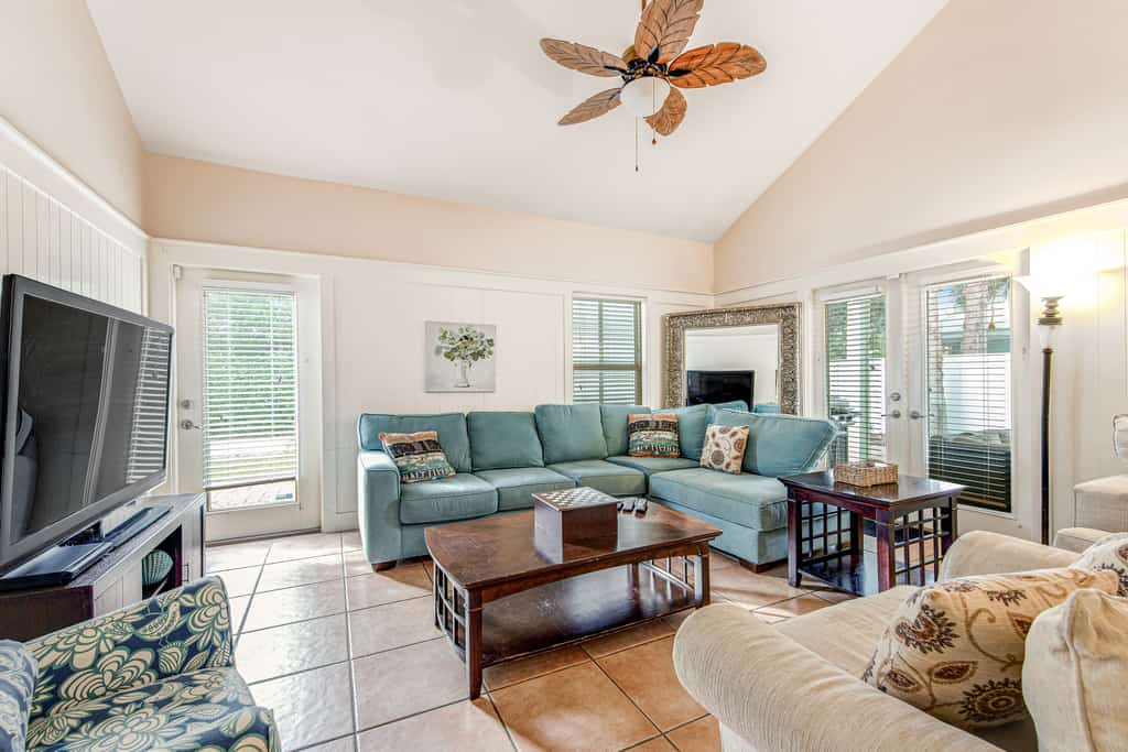 Quiet, dog-friendly home with tropical backyard, cobblestones & private grill