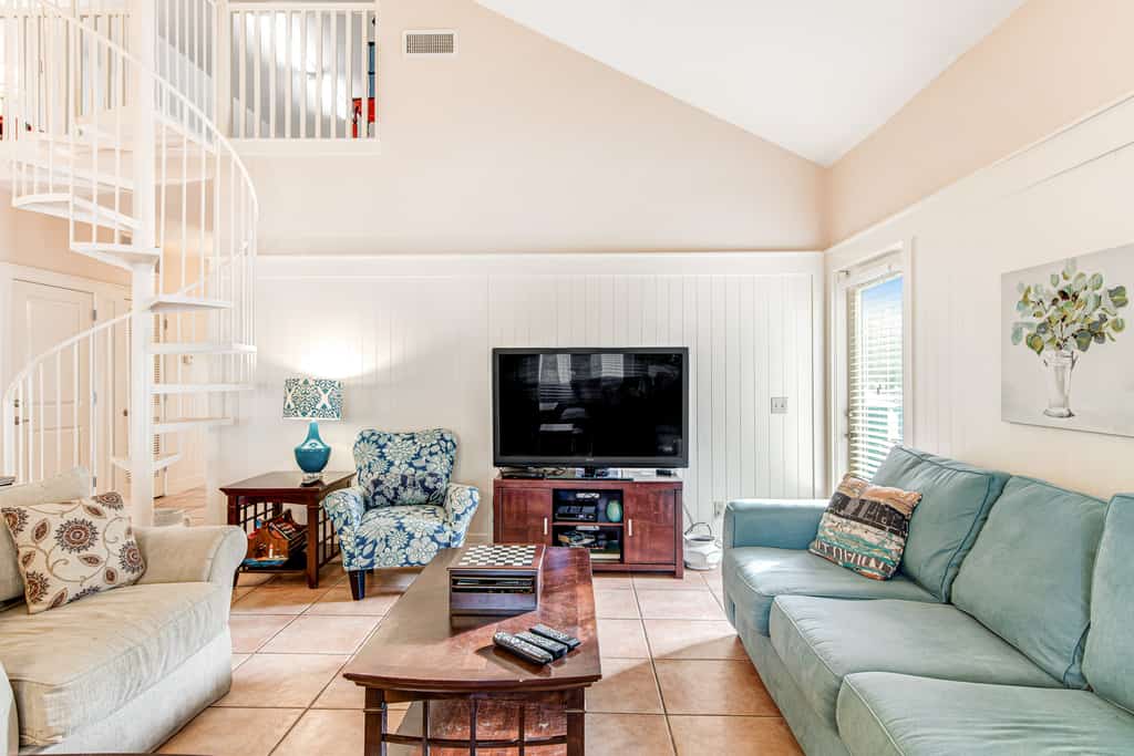 Quiet, dog-friendly home with tropical backyard, cobblestones & private grill