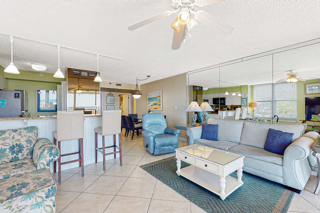 2nd Floor Comfortable bay view Condo, Beach setup & bicycles included