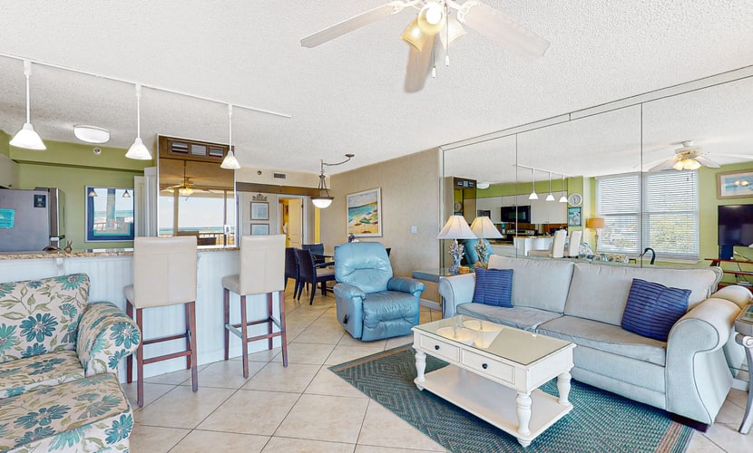 2nd Floor Comfortable bay view Condo, Beach setup & bicycles included